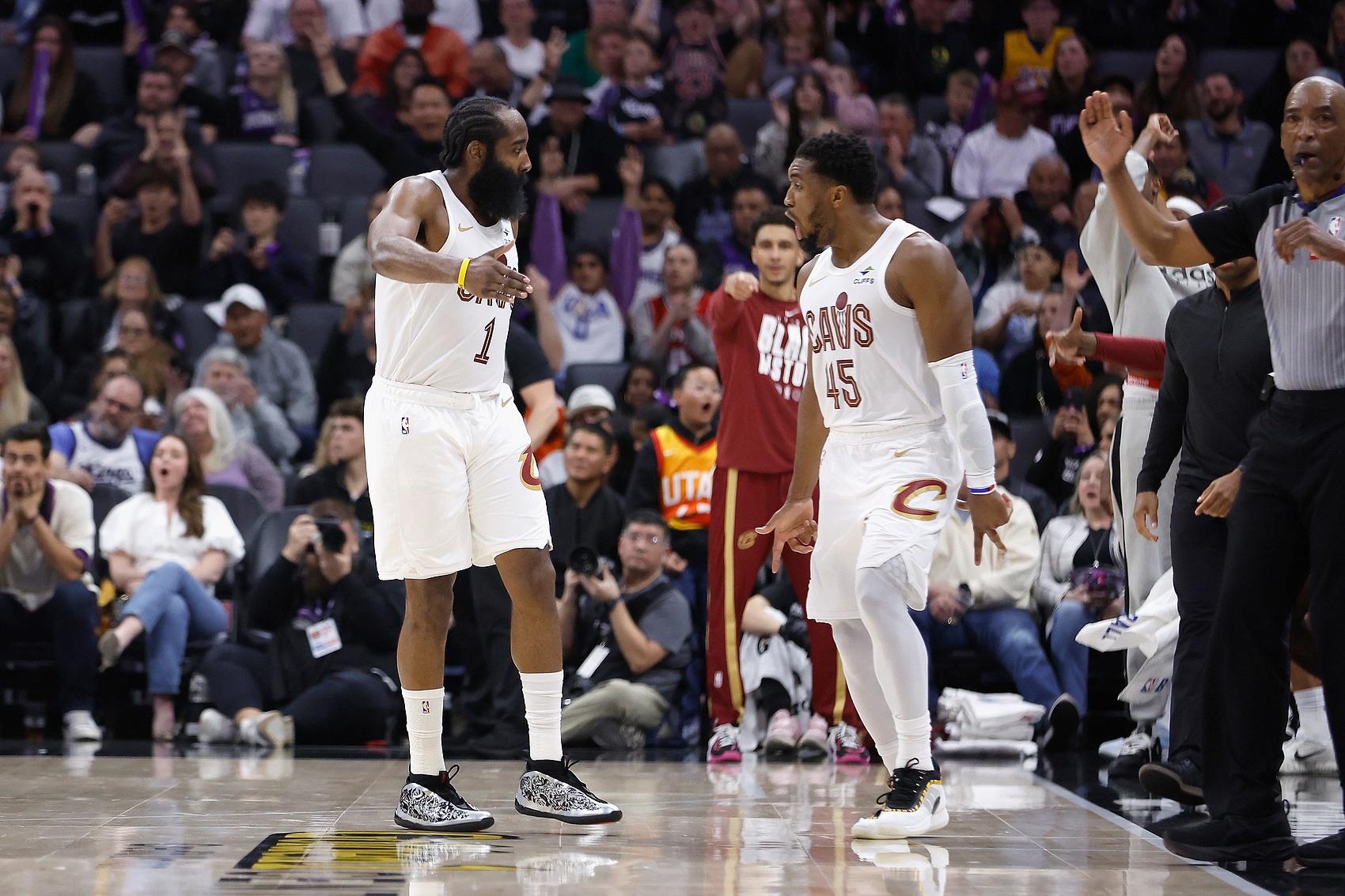 J9九游会官方网站-米切尔：哈登提升队友的能力让我解脱 我可以蹲底角&amp;让他掌控比赛